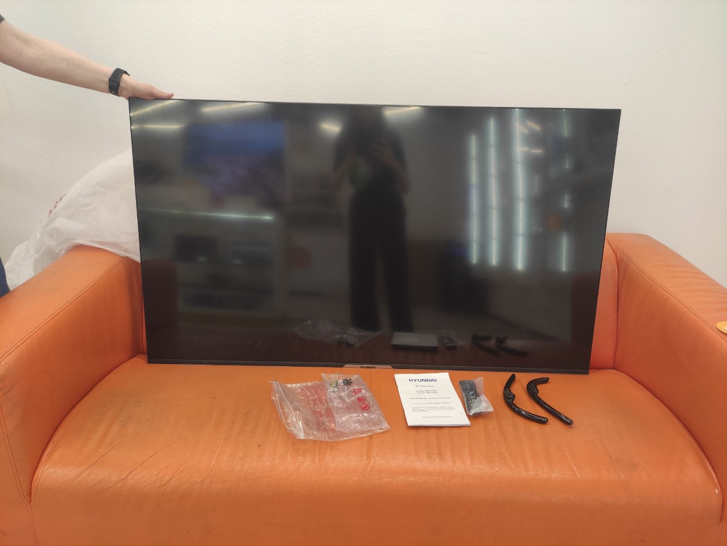 Телевизор Hyundai 55 H-LED55BU7003 черный отличное состояние - фото 2