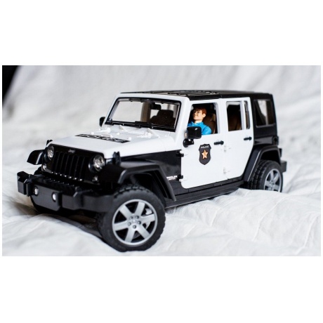 Машинка Bruder Внедорожник Jeep Wrangler Unlimited Rubicon Полиция с фигуркой - фото 7