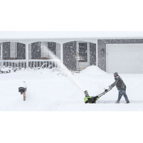 Снегоуборщик электрический Greenworks GD60PST 2кВт - фото 6