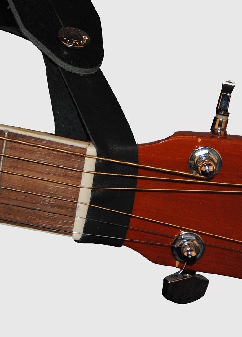 Правильное крепление ремня для гитары. Держатель ремня для гитары. D'addario planet waves. Крепление для ремня на гитару. Крепление для ремня на гитару.